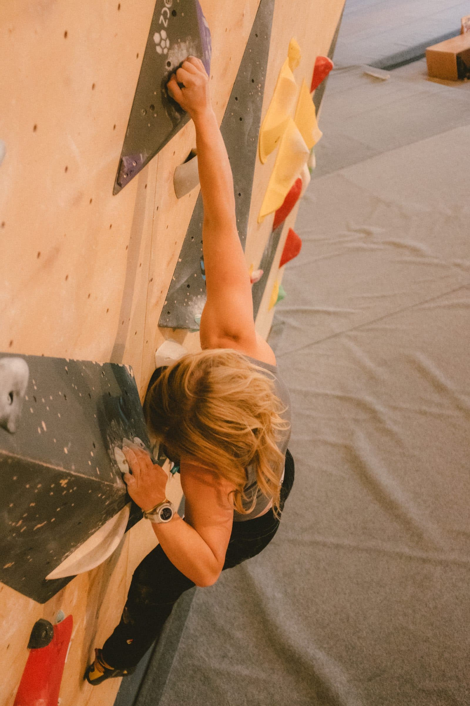 Boulderin von oben an einer senkrechten Wand