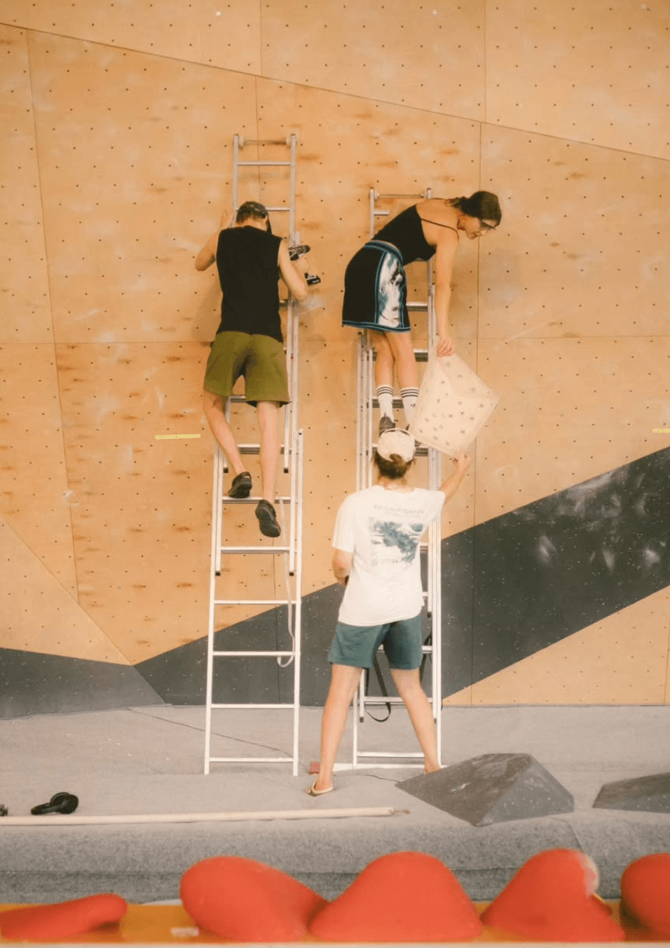Routenschrauber:innen bauen neue Boulder an der Wand